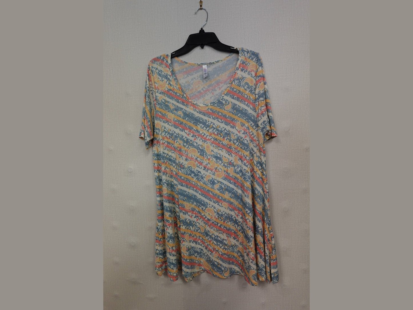 Lularoe, SHORT SLEEVED TOP, L