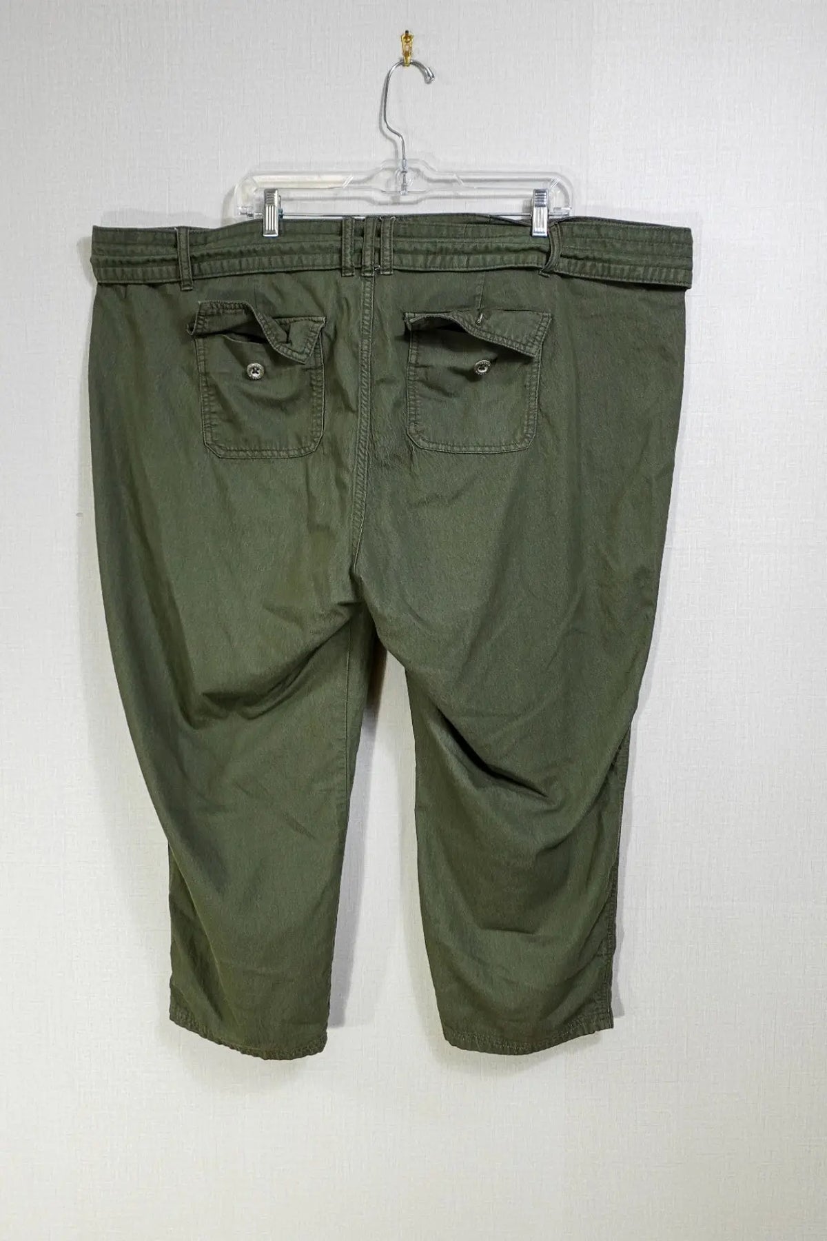Torrid, Cropped Pants (Small bleach stain on waist band), 22 Torrid Cropped Pants (Small bleach stain on waist band) More To Love Consignment