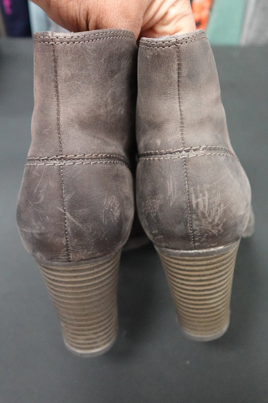 Clarks, Boots, 9M Clarks Boots More To Love Consignment