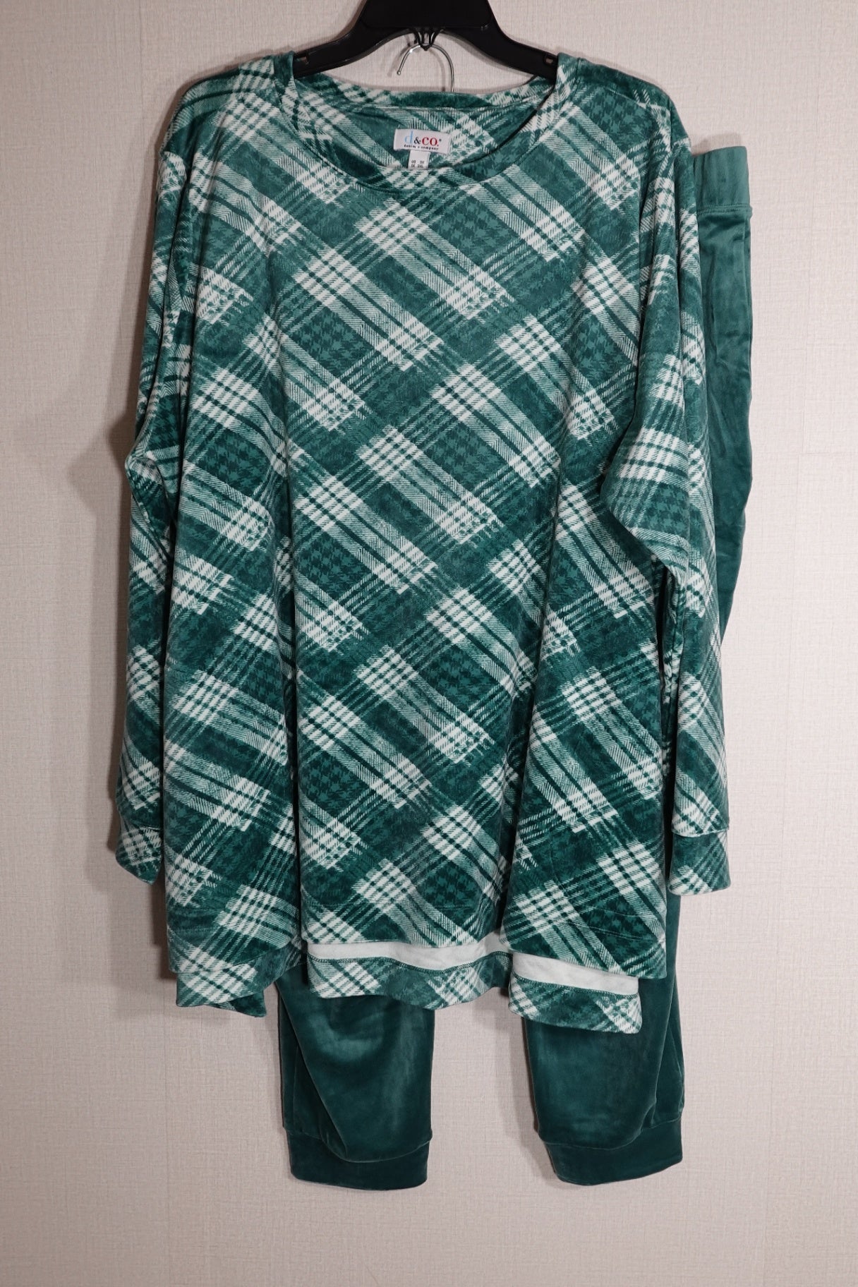 D&CO, Pajama Set, 2X (pants) 3X (tops)