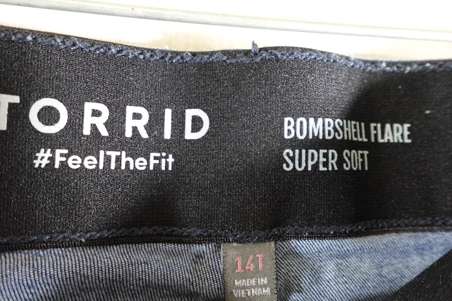 TORRID, Jeans Bombshell flare supersoft, Size 14T