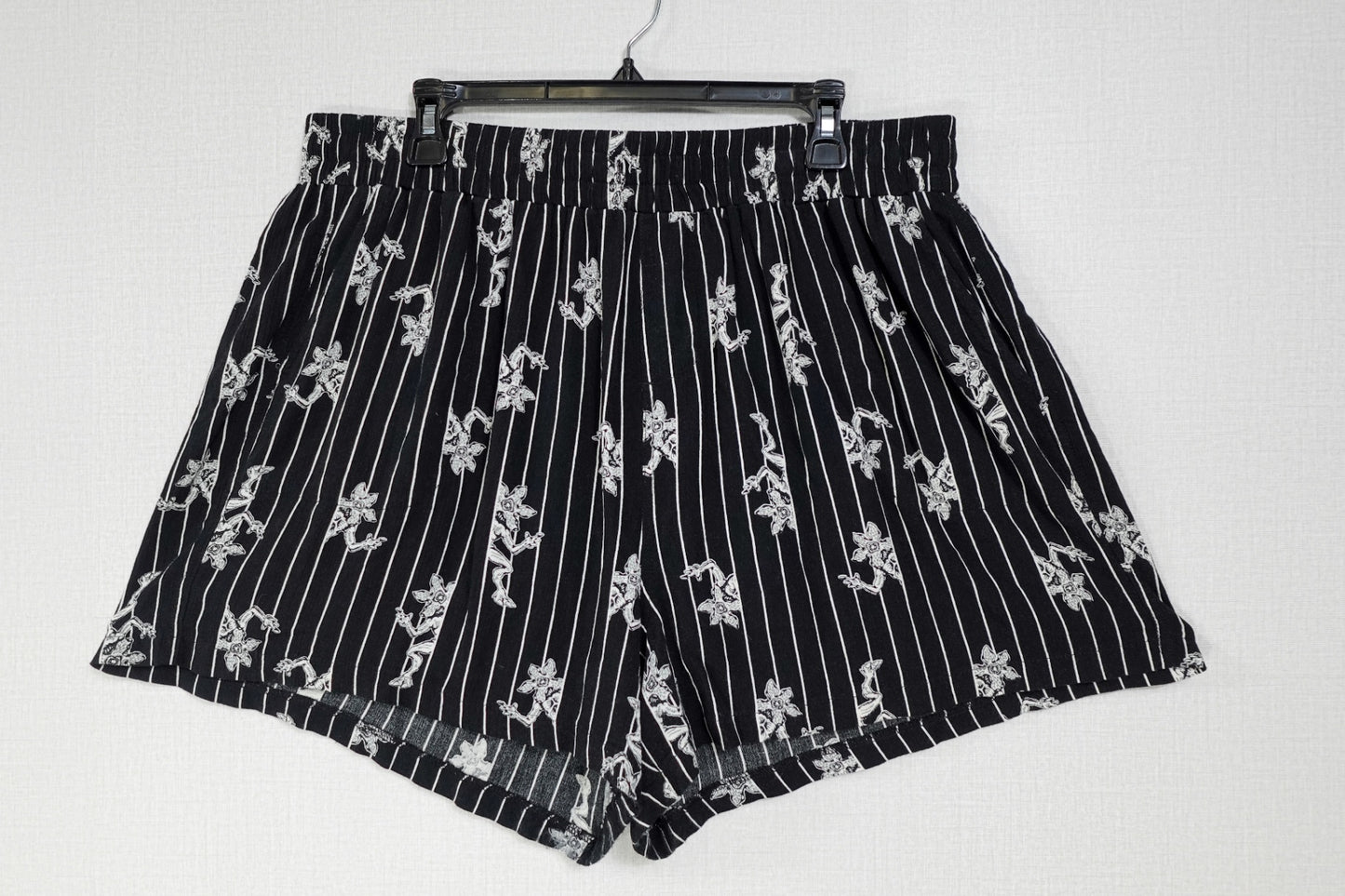 Netflix Stranger Things, Shorts outfit,